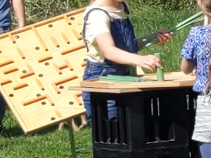 Holzklötze auf einer beweglichen Ebene als Teil eines Holzspiels