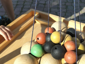 Farbige Holzkugeln an Fäden, die Teil eines Spiels sind