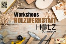 Holzwerkstatt  HolzSchmiede Logo Schriftzug umrahmt von Werkzeugen auf einem Bretterhintergrund